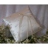 Edles  Ringkissen 18 x 18 cm aus  Satin in creme